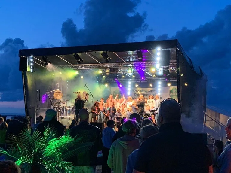 Livekonzert auf einer beleuchteten mobilen Bühne